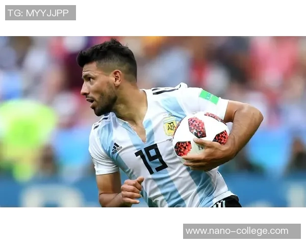 8月25日出生的足球传奇人物与他们的辉煌成就盘点